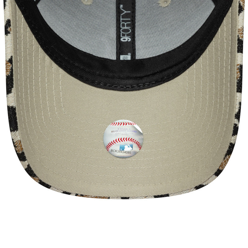 WMNS New York Yankees Leopard Print 9FORTY New Era Cap beige
black 
brown Undervisor View